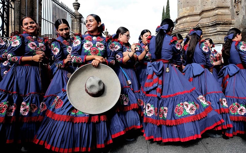 دختران مکزیکی با لباس سنتی