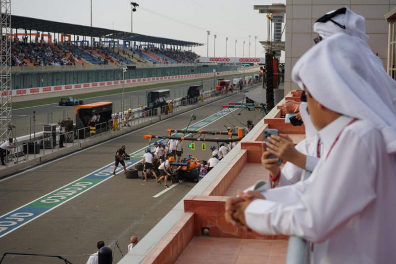 مراحل آماده سازی پیست فرمول یک لوسیل قطر در حضور تماشاگران قطری، منبع عکس: سایت F1 destinations، عکاس نامشخص