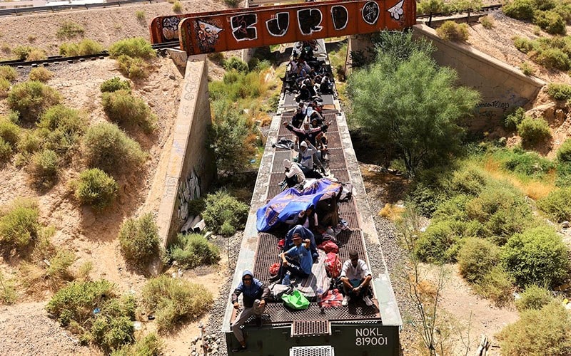 تصویر هوایی از مهاجران مکزیکی روی قطار