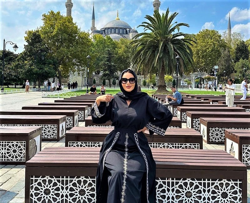 زن محجبه با پس زمینه مسجد آبی استانبول، منبع عکس:‌ اینستاگرام d.eisha.1@،‌عکاس: ناشناس