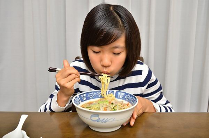 دختر ژاپنی و هورت کشیدن سوپ نودل؛ منبع عکس: zenpop؛ عکاس: نامشخص