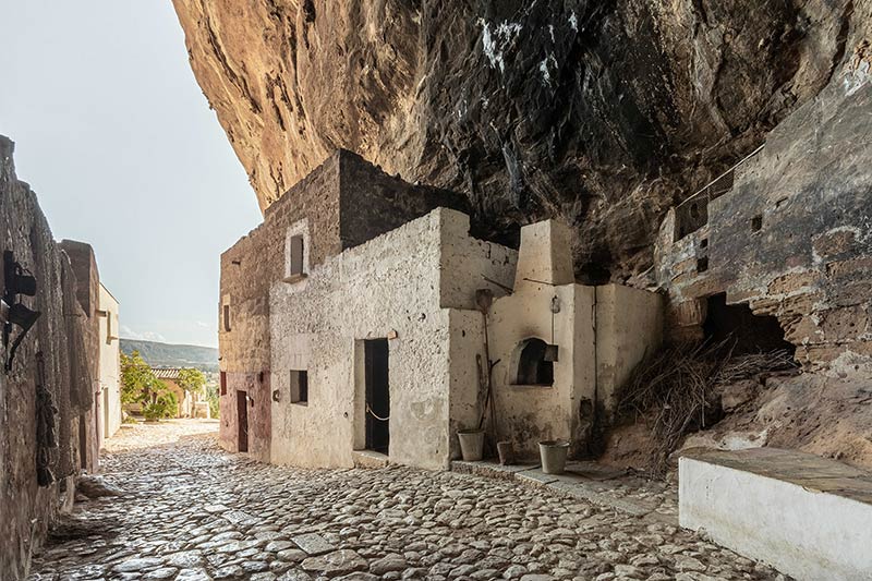 دور نمای سازه‌ها در غار موزه Grotta Mangiapane؛ منبع عکس‌: behance؛ عکاس: Tiago & Tania
