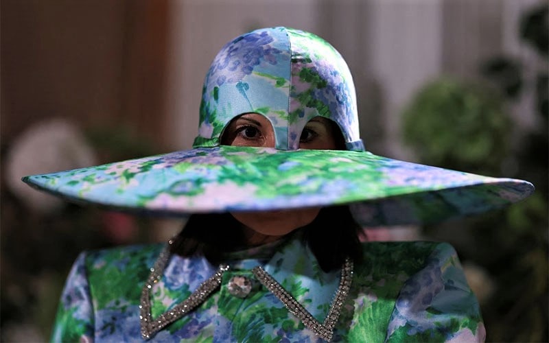 زنی با کلاه و لباس متفاوت در جشنواره