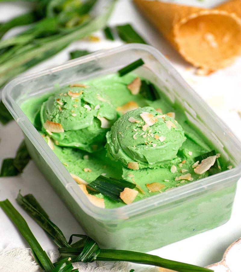 بستنی سبز رنگ با برگ گیاه پاندان؛ منبع عکس: sugaryums؛ عکاس: نامشخص
