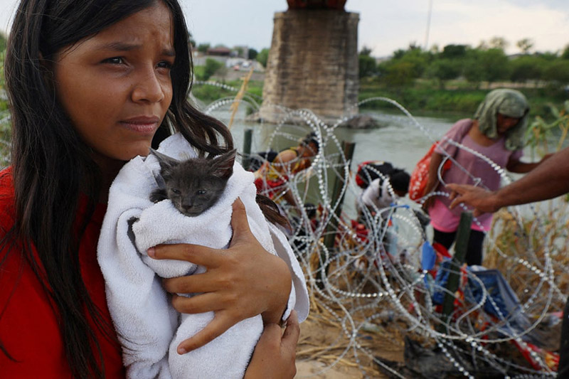 مهاجر ونزوئلایی و گربه‌اش؛ منبع: Reuters، عکاس: Brian Snyder