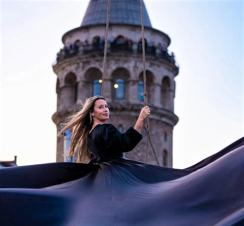 تاب بازی در کنار برج گالاتا، منبع عکس: اینستاگرام kubbe.istanbul@، عکاس: ناشناس 