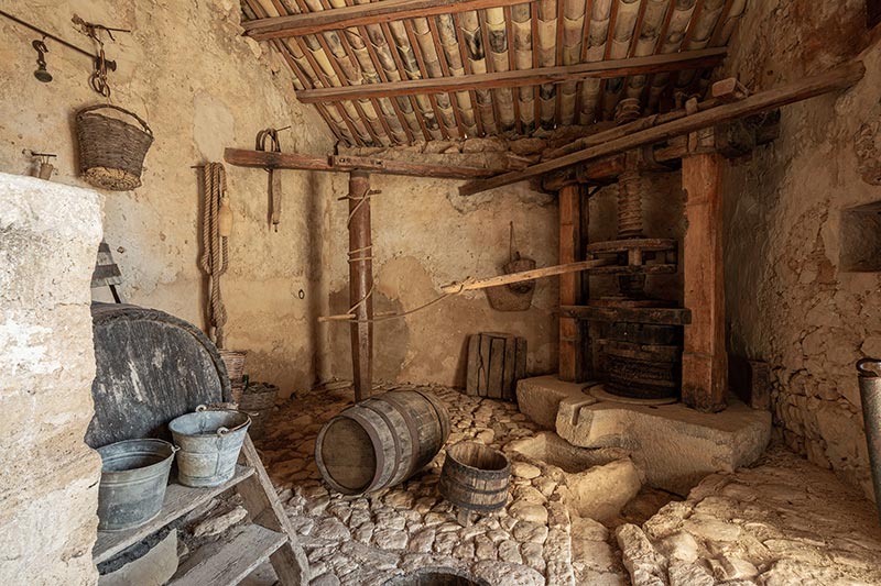 دستگاهی قدیمی و دست ساز در غار موزه Grotta Mangiapane؛ منبع عکس‌: behance؛ عکاس: Tiago & Tania