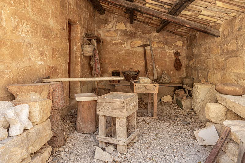 میزهای چوبی در اتاقی کارگاهی در غار موزه Grotta Mangiapane؛ منبع عکس‌: behance؛ عکاس: Tiago & Tania