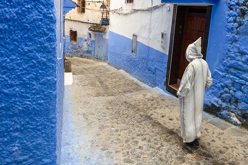 مردی در کوچه‌های آبی رنگ شفشاون مراکش