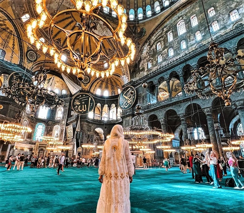 گردشگران در مسجد ایاصوفیه استانبول، منبع عکس: اینستاگرام simoes_claudia@، عکاس: ناشناس