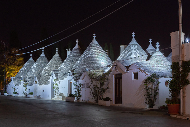 خانه‌های مخروطی آلبروبلو در شب؛ منبع عکس‌: behance؛ عکاس: Tiago & Tania