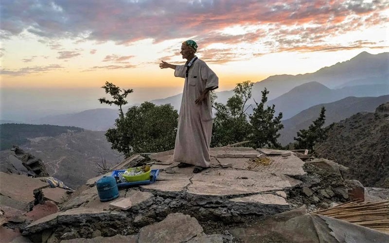 پیرمردی روی خرابه‌های ناشی از زلزله مراکش