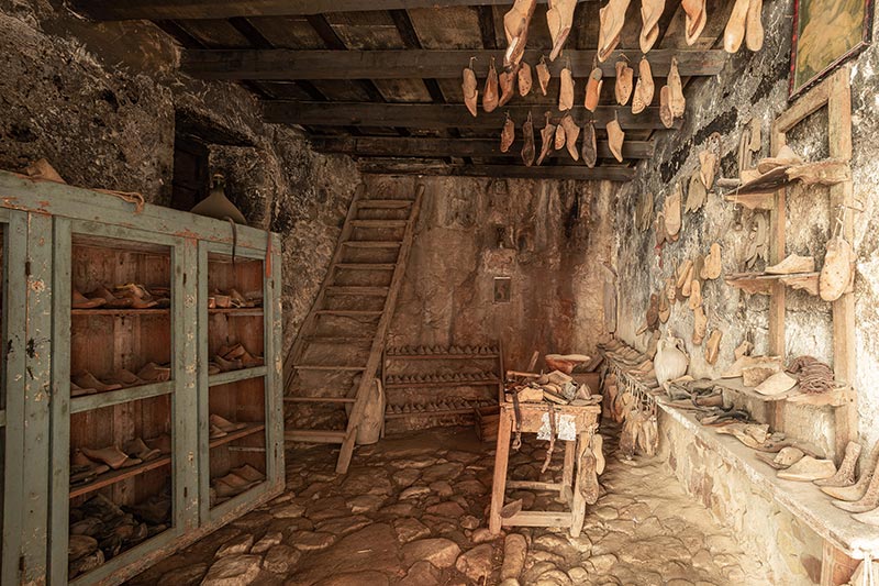 اتاقی در غار موزه Grotta Mangiapane؛ منبع عکس‌: behance؛ عکاس: Tiago & Tania