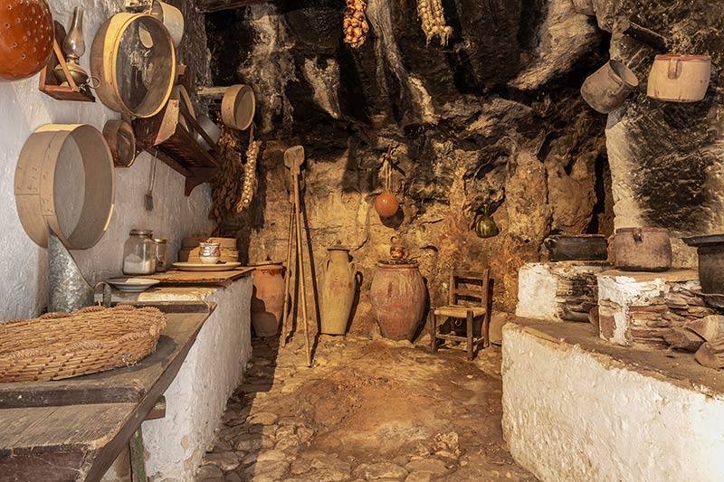 آشپزخانه غار موزه Grotta Mangiapane؛ منبع عکس‌: behance؛ عکاس: Tiago & Tania