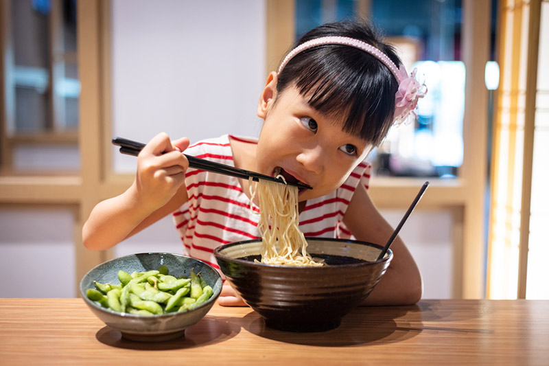 کودک ژاپنی در حال خوردن نودل؛ منبع عکس: savvytokyo؛ عکاس: نامشخص 