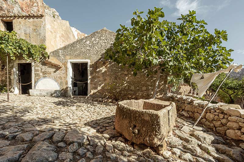 سازه‌ای سنگی شبیه حوض آب در غار موزه Grotta Mangiapane؛ منبع عکس‌: behance؛ عکاس: Tiago & Tania