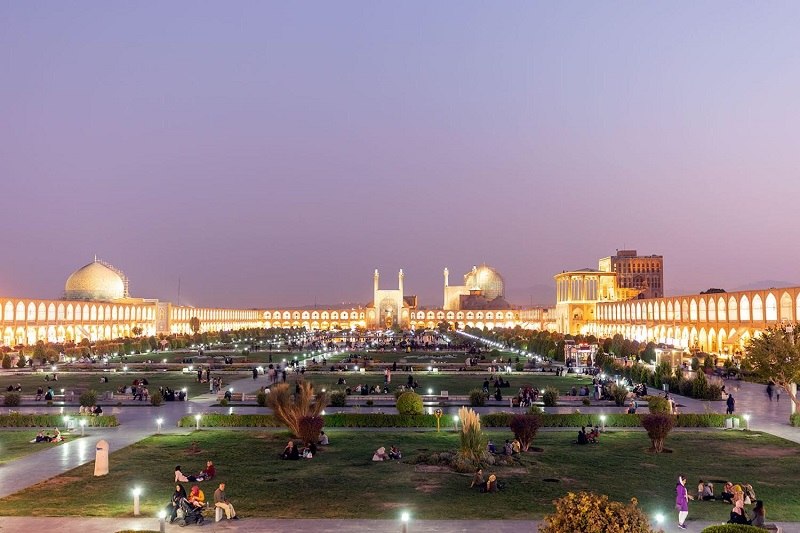 نمایی از غروب در میدان نقش جهان اصفهان؛ منبع عکس: گوگل مپ؛ عکاس: David Gómez