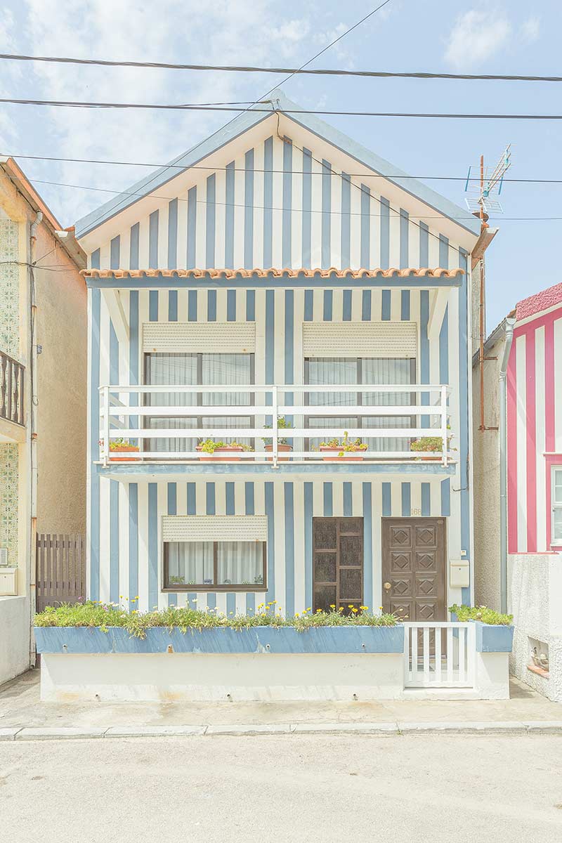 خانه دو طبقه آبی رنگ در کوستا نوا؛ منبع عکس‌: behance؛ عکاس: Tiago & Tania