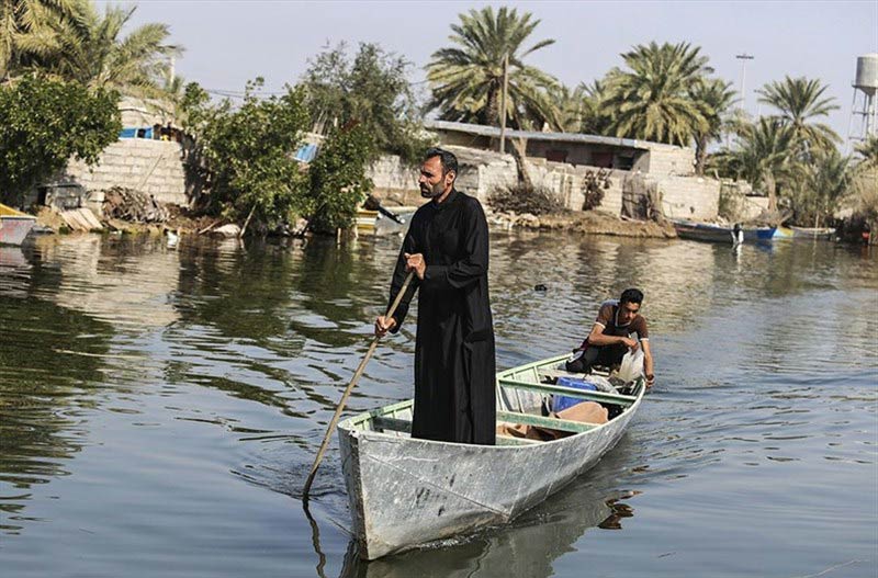 مرد عرب با ردای سیاه در قایق؛ منبع عکس: tasnim news؛ عکاس: مهدی پدرام خو