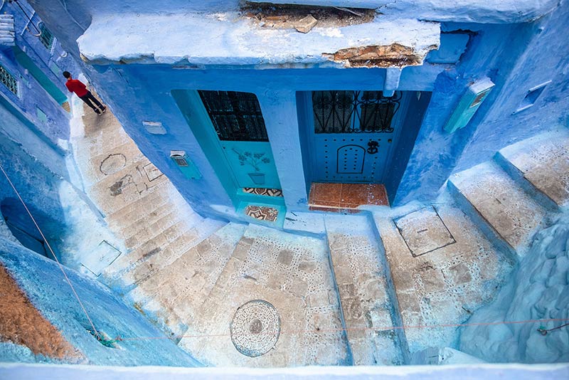 نمای یکی از کوچه‌های شهر شفشاون مراکش از بالا