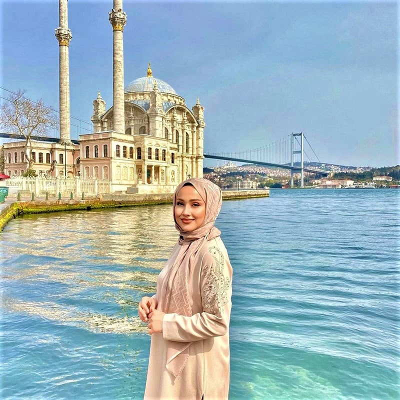 زن محجبه با چشم انداز مسجد اورتاکوی استانبول، منبع عکس: اینستاگرام esmazeynepcoskunn@، عکاس:ناشناس