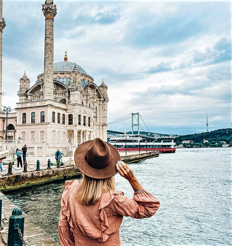 زنی در حال تماشای مسجد اورتاکوی استانبول، منبع عکس: rosetheguide.com، عکاس: ناشناس