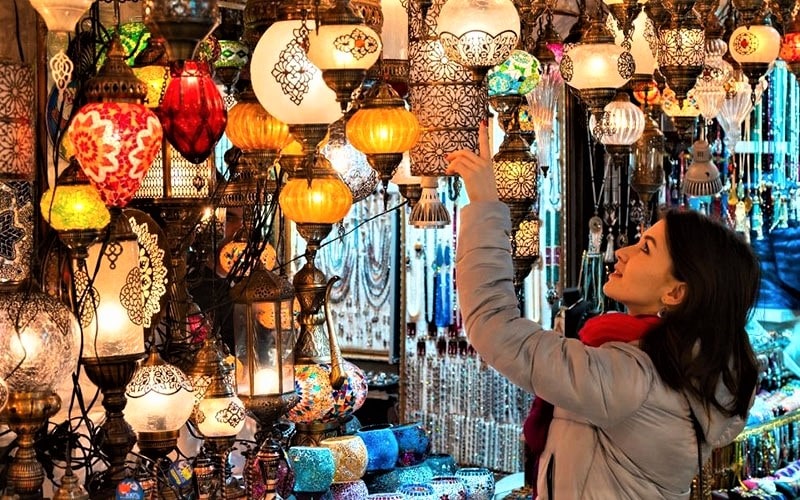 گردشگر زن مشغول خرید از بازار بزرگ استانبول، منبع عکس: fromlusttilldawn.com، عکاس: ناشناس