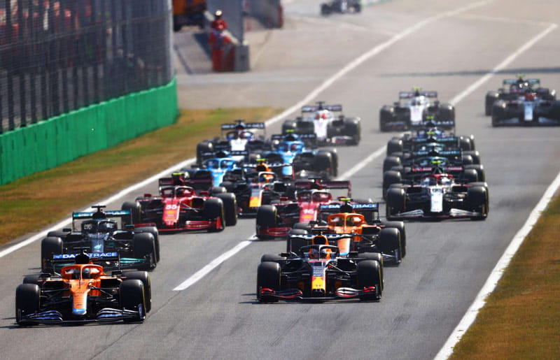 ماشین های مسابقات فرمول یک در حال مسابقه در پیست، منبع عکس: formula1.com، عکاس نامشخص