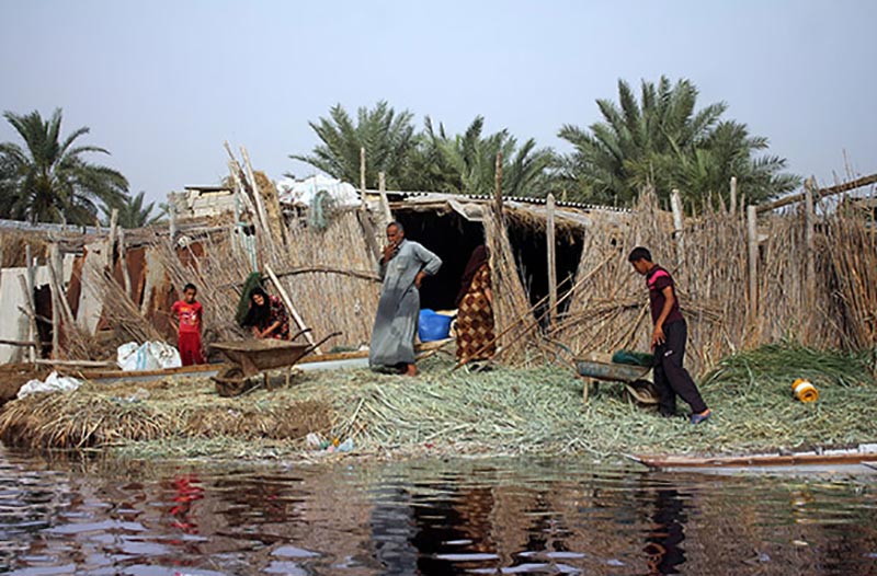 زندگی کنار آب خانواده‌ای در روستای سراخیه؛ منبع عکس: mehrnews؛ عکاس: عبدالوهاب کروشاوی