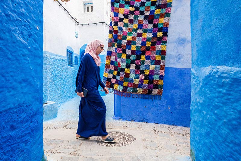 عبور زنی با لباس آبی در شهر شفشاون مراکش