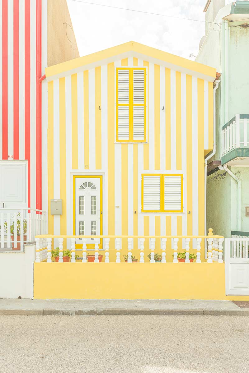 خانه زرد راه راه در کوستا نوا؛ منبع عکس‌: behance؛ عکاس: Tiago & Tania