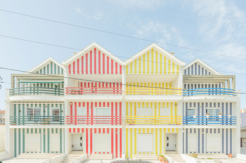 ساختمان‌های رنگارنگ شهرک ساحلی کوستا نوا؛ منبع عکس‌: behance؛ عکاس: Tiago & Tania