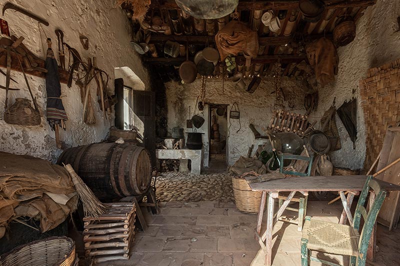 اتاقی با وسایل قدیمی در غار موزه Grotta Mangiapane؛ منبع عکس‌: behance؛ عکاس: Tiago & Tania