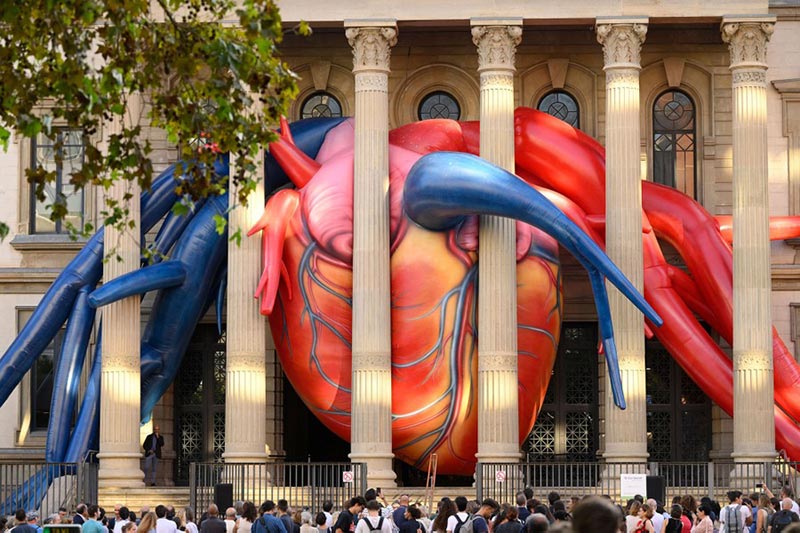سازه هنری قلب مخفی در بیمارستانی در بارسلون؛ منبع: theatlantic، عکاس: Josep Lago