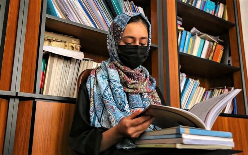 دختر افغانستانی در حال مطالعه