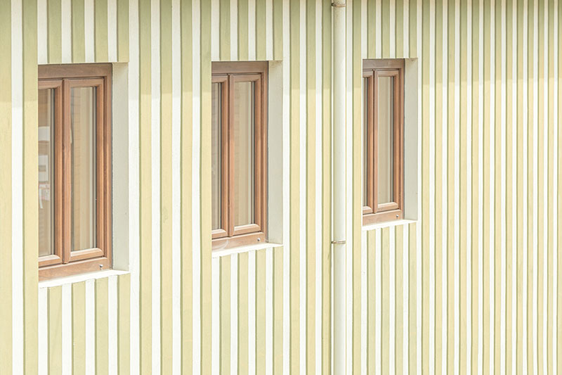 دیوار رنگی و پنجره‌های چوبی خانه ای در کوستا نوا؛ منبع عکس‌: behance؛ عکاس: Tiago & Tania