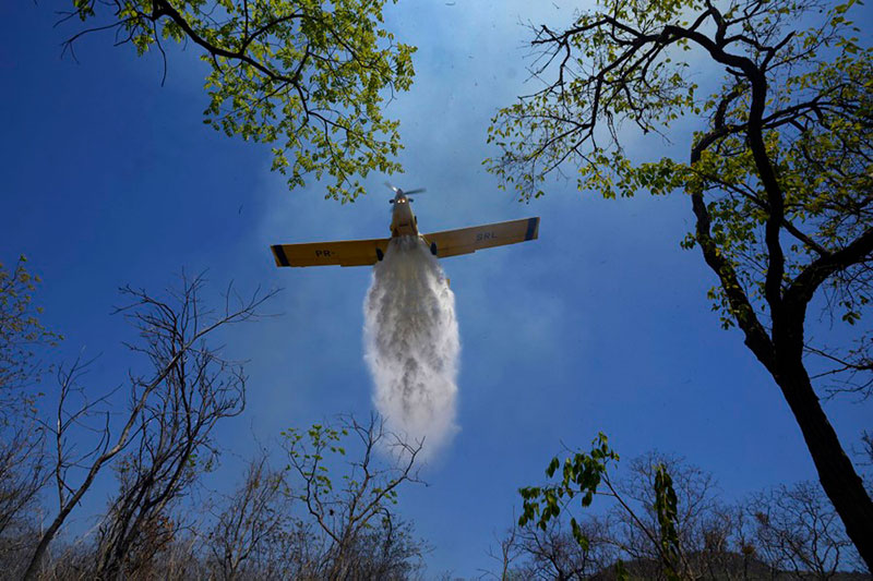آب پاشی هواپیما روی آتش جنگلی در برزیل؛ منبع: theatlantic، عکاس: Eraldo Peres