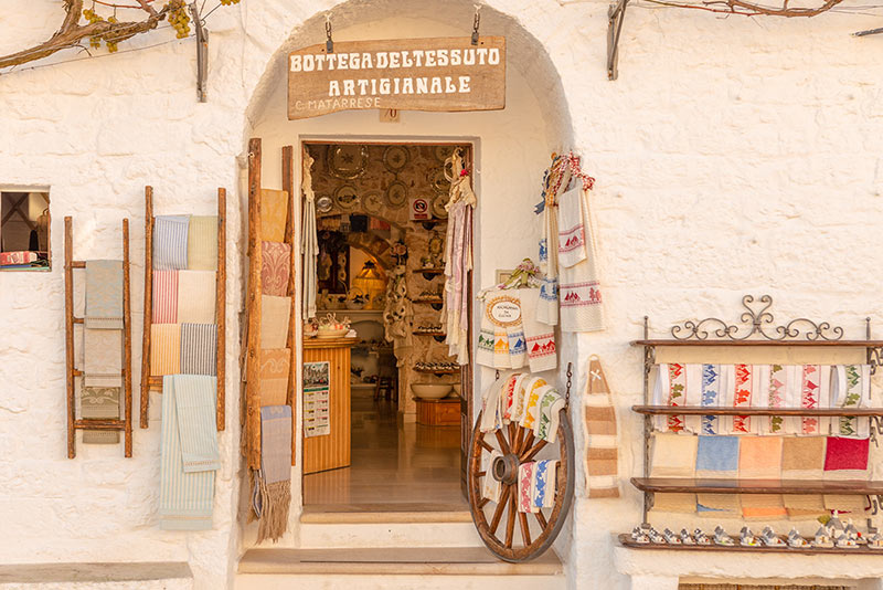 مغازه‌ای قدیمی در آلبروبلو؛ منبع عکس‌: behance؛ عکاس: Tiago & Tania