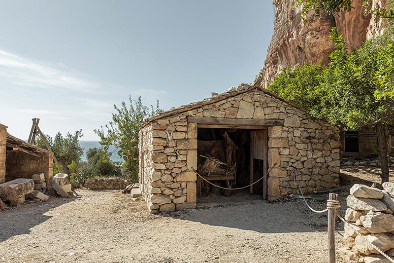 ساختمان سنگی با سقف شیروانی در  Grotta Mangiapane؛ منبع عکس‌: behance؛ عکاس: Tiago & Tania