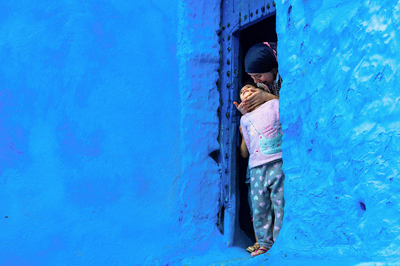 مادر و کودک در آستانه دری در شهر شفشاون مراکش