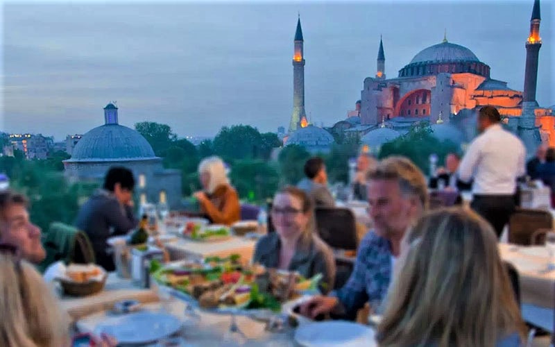 رستوران وهتل سون هیلز با چشم انداز شهر استانبول، منبع عکس: اینستاگرام sevenhillshotel@، عکاس: ناشناس