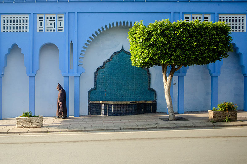 عبور مردی از یک خیابان شهر شفشاون مراکش