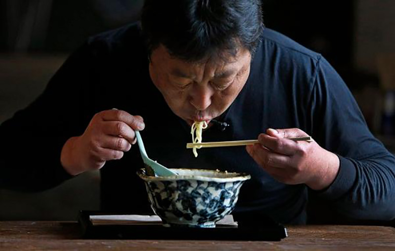 مرد ژاپنی در حال خوردن نودل؛ منبع عکس: zenpop؛ عکاس: نامشخص 