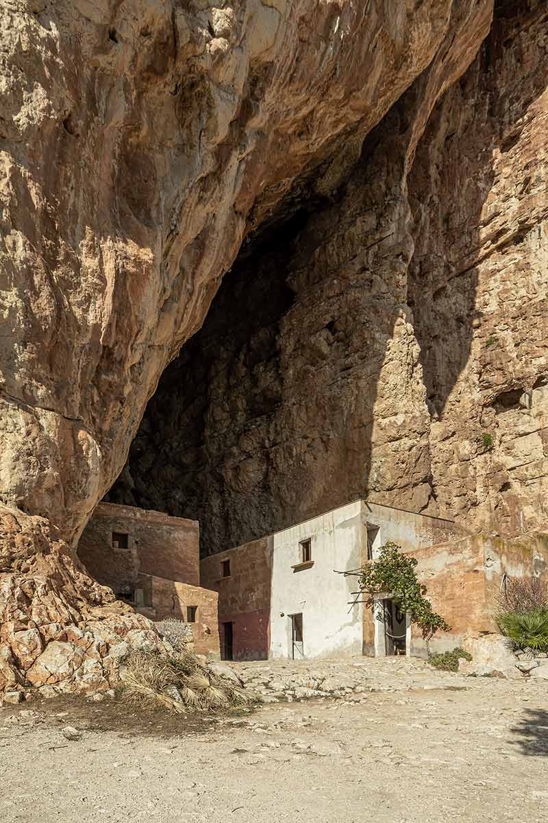 نمای ساختمان‌ها داخل صخره غار موزه Grotta Mangiapane؛ منبع عکس‌: behance؛ عکاس: Tiago & Tania