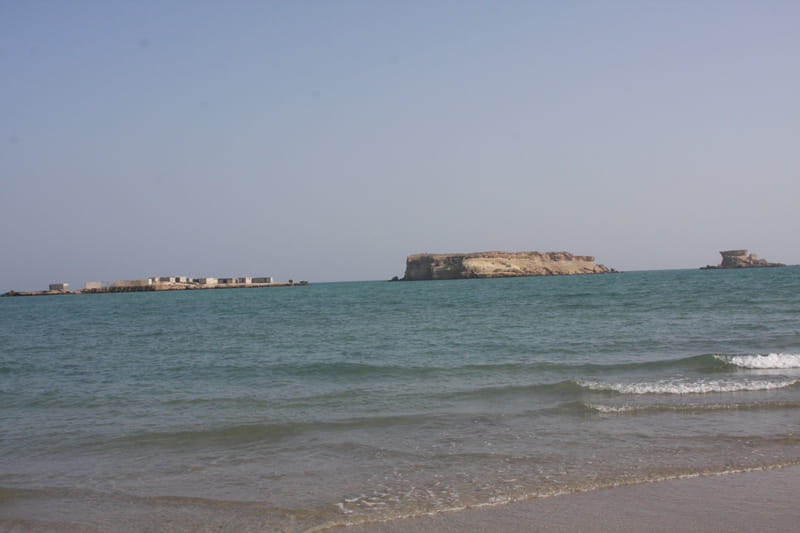 جزایر ناز میان آب های خلیج فارس از نمای دور، منبع عکس: ویکی مدیا، عکاس: علیرضا صیدآبادی