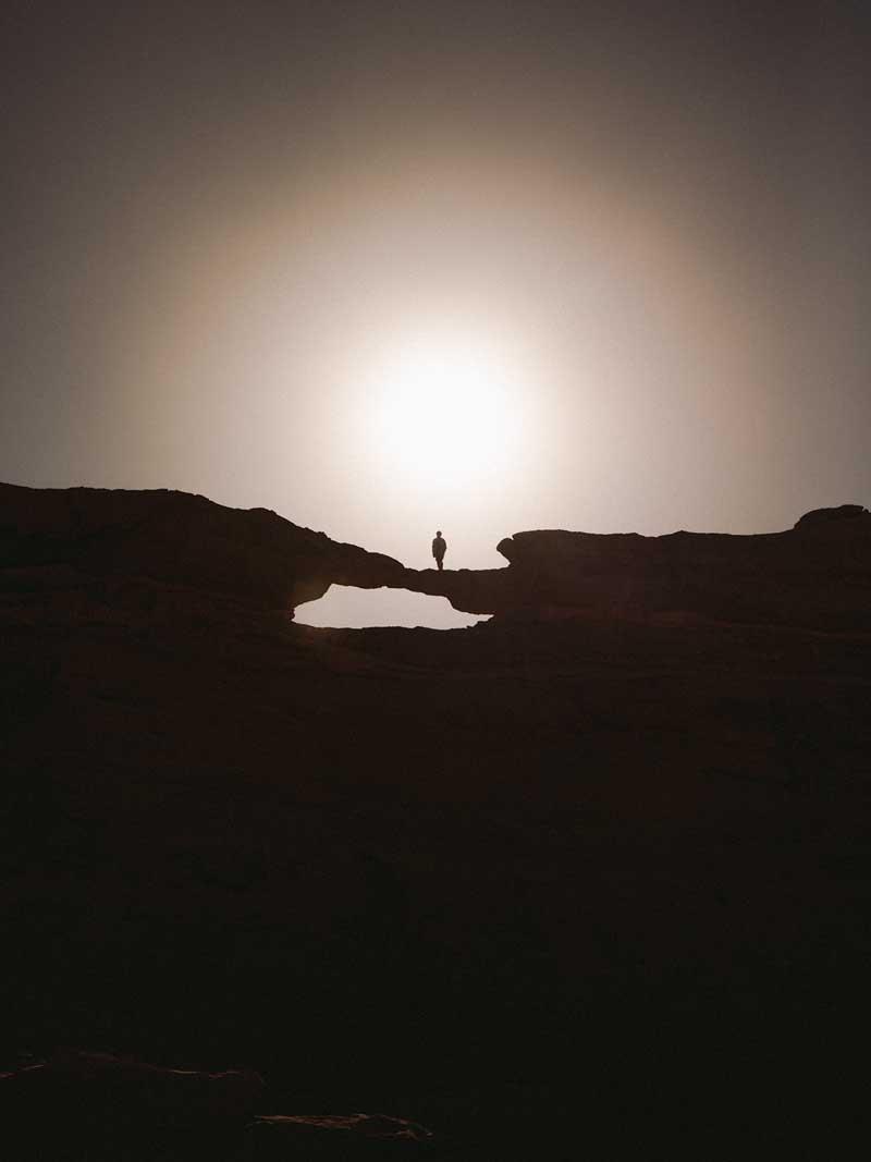 فردی روی صخره‌ای بلند در اردن