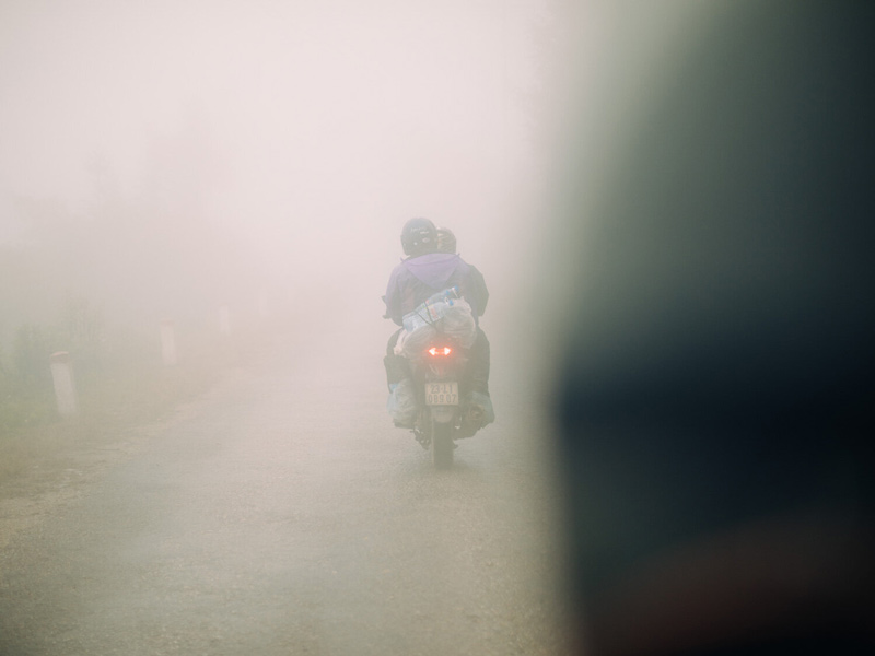 موتورسواری در مه غلیظ در ویتنام