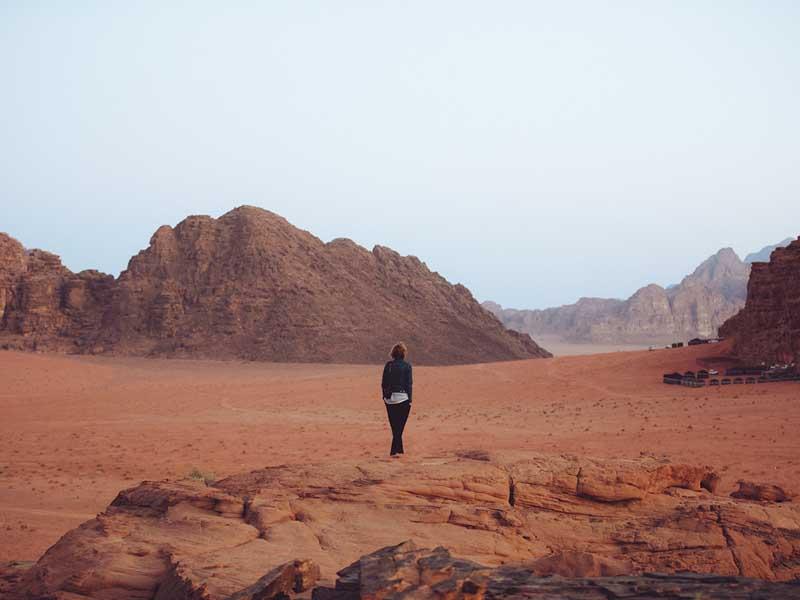 فردی در میان صخره‌های بیابانی در اردن