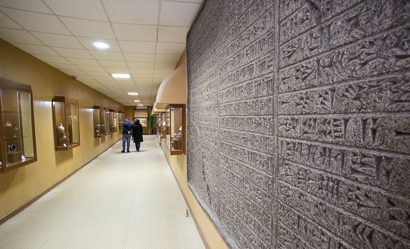 کتبیه خط میخی در موزه هگمتانه, منبع عکس: گوگل مپ؛ عکاس: حمیدرضا