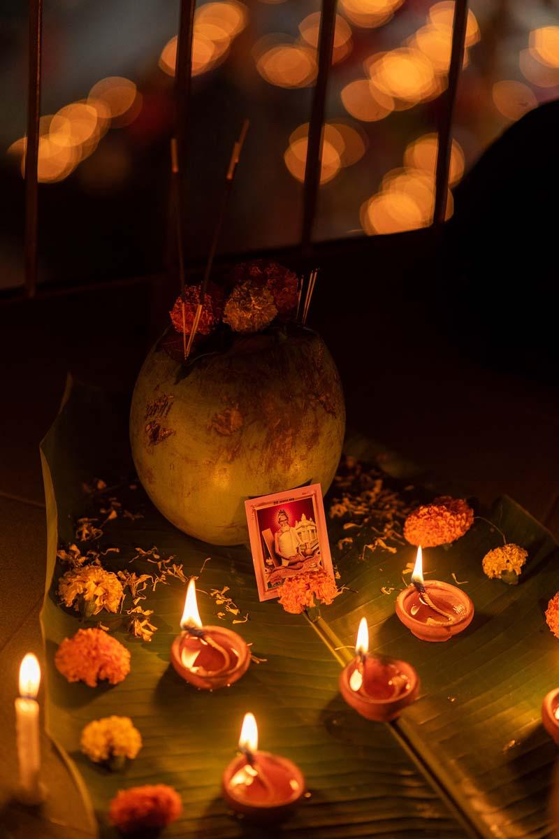 یادبودی کنار شمع در جشن راخر اوپوپاش